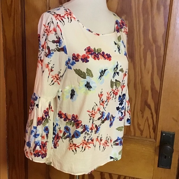 3 for 20 $ bundle Jane & Delancey Bright Floral Bell Sleeve Blouse - Picture 13 of 16
